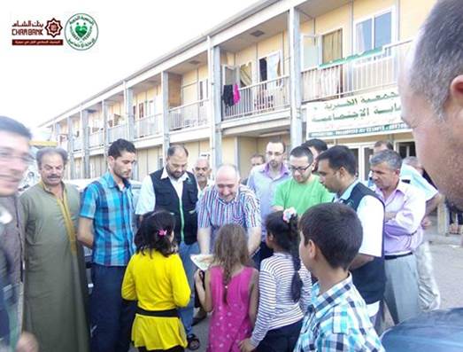 بنك الشام فرع حماه يوزعون وجبات إفطار بالتعاون مع الجمعية الخيرية للرعاية الاجتماعية