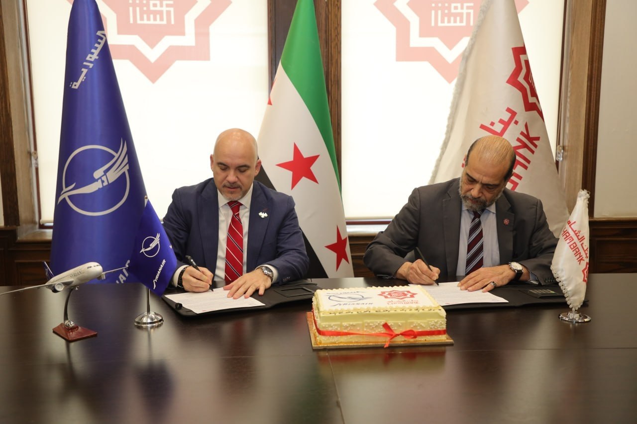 وقع بنك الشام، ممثلاً برئيسه التنفيذي السيد أحمد اللحام، اتفاقية تعاون مع الشركة السورية القابضة للطيران ممثلة بالكابتن أنور بسام عقّاد، وذلك في مقر الإدارة العامة لبنك الشام في دمشق